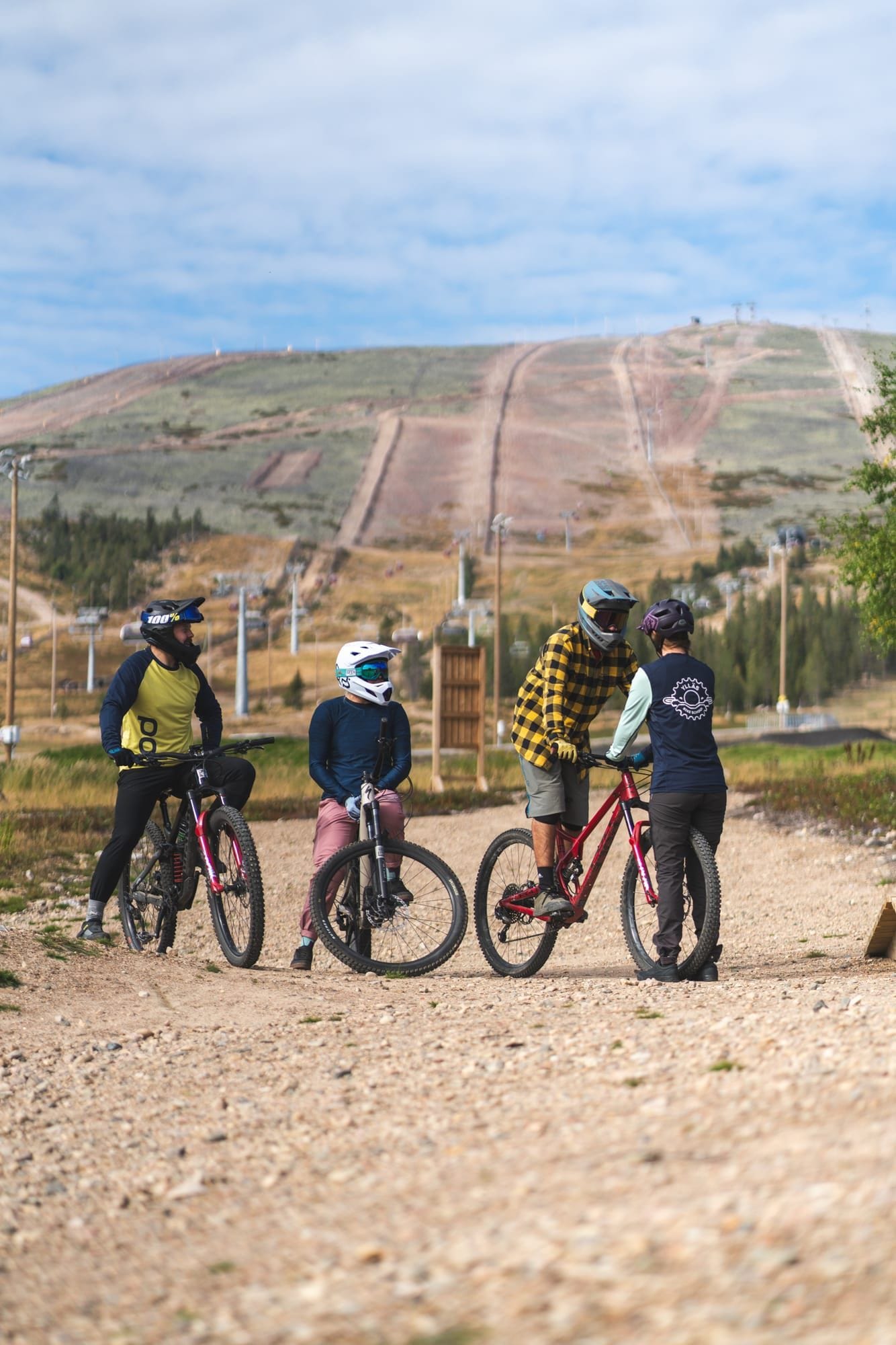 Ohjaaja opastaa aloittelijaa Bike Park tutuksi -kurssilla Ylläksellä