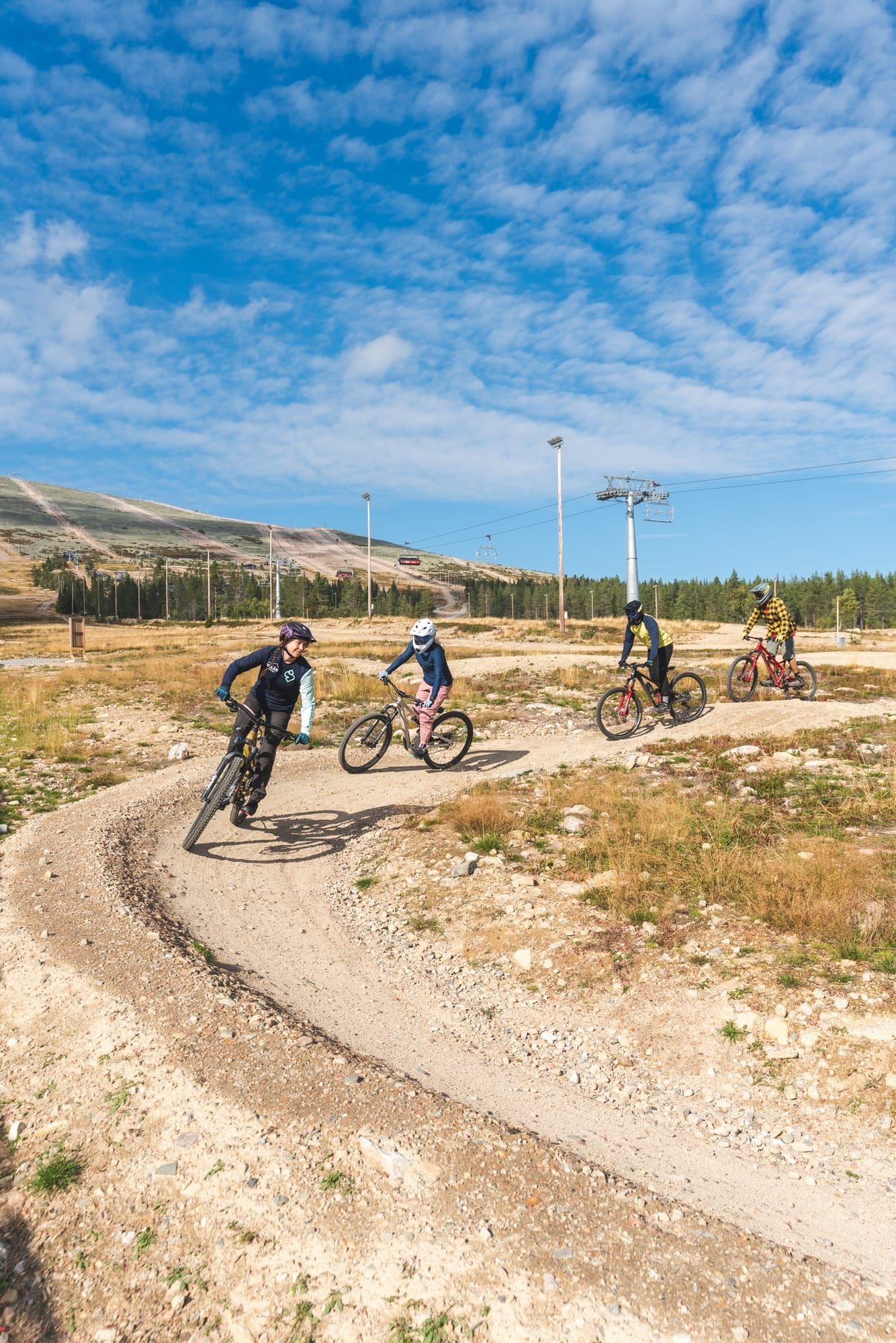 Ensikertaläinen oppimassa maastopyöräilyä hiihtohissin vieressä Ylläs Bike Parkissa