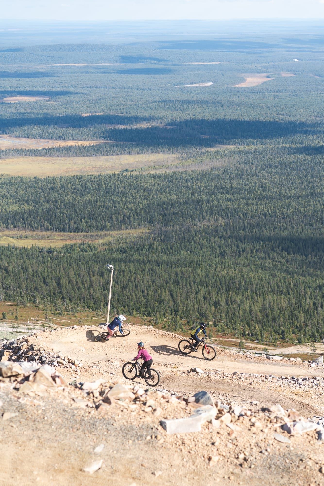 Osallistujat rennosti ohjatulla pyöräilyretkellä Ylläs Bike Parkissa