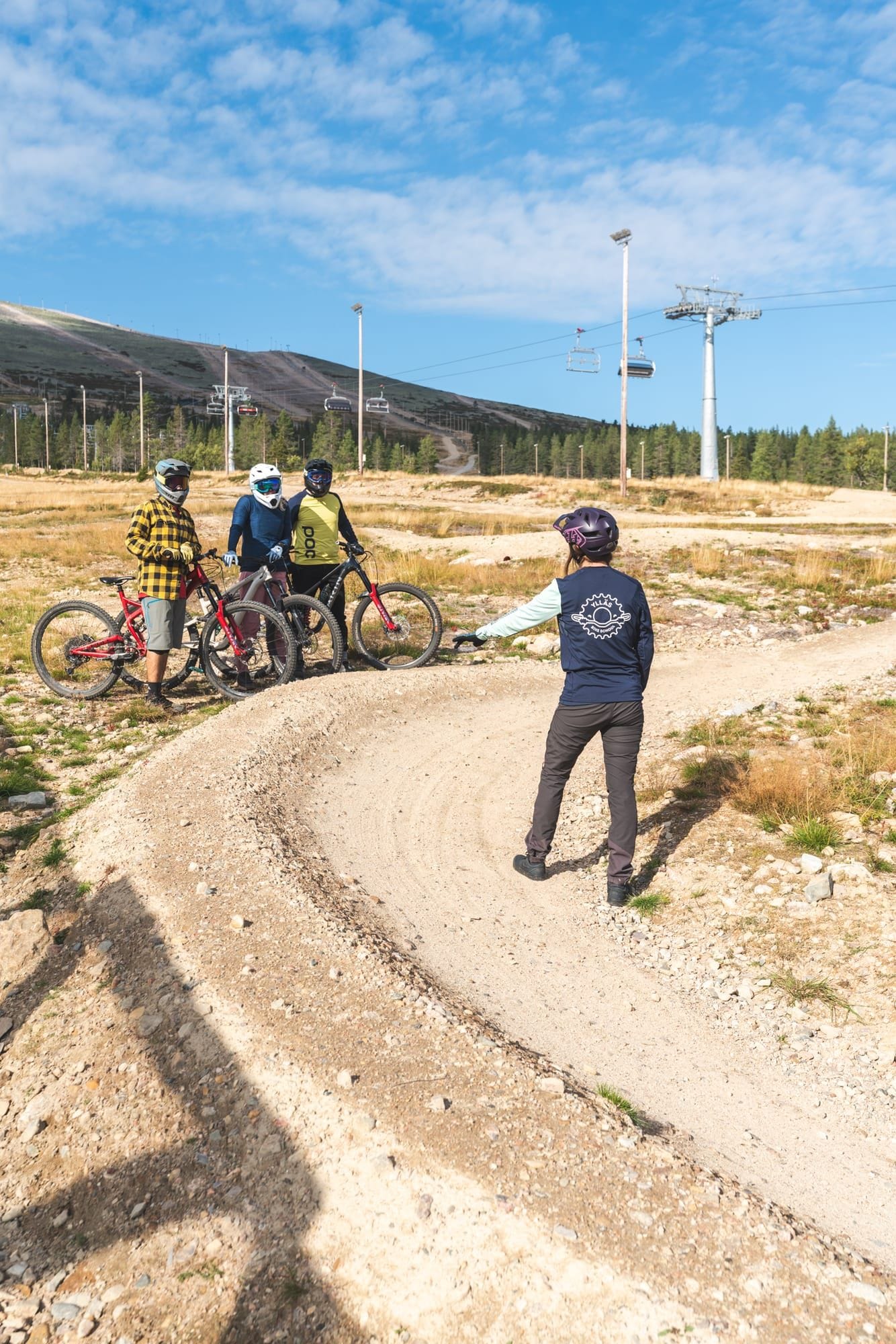 Participant practising braking technique on the Mountain Biking Starter Course at Ylläs