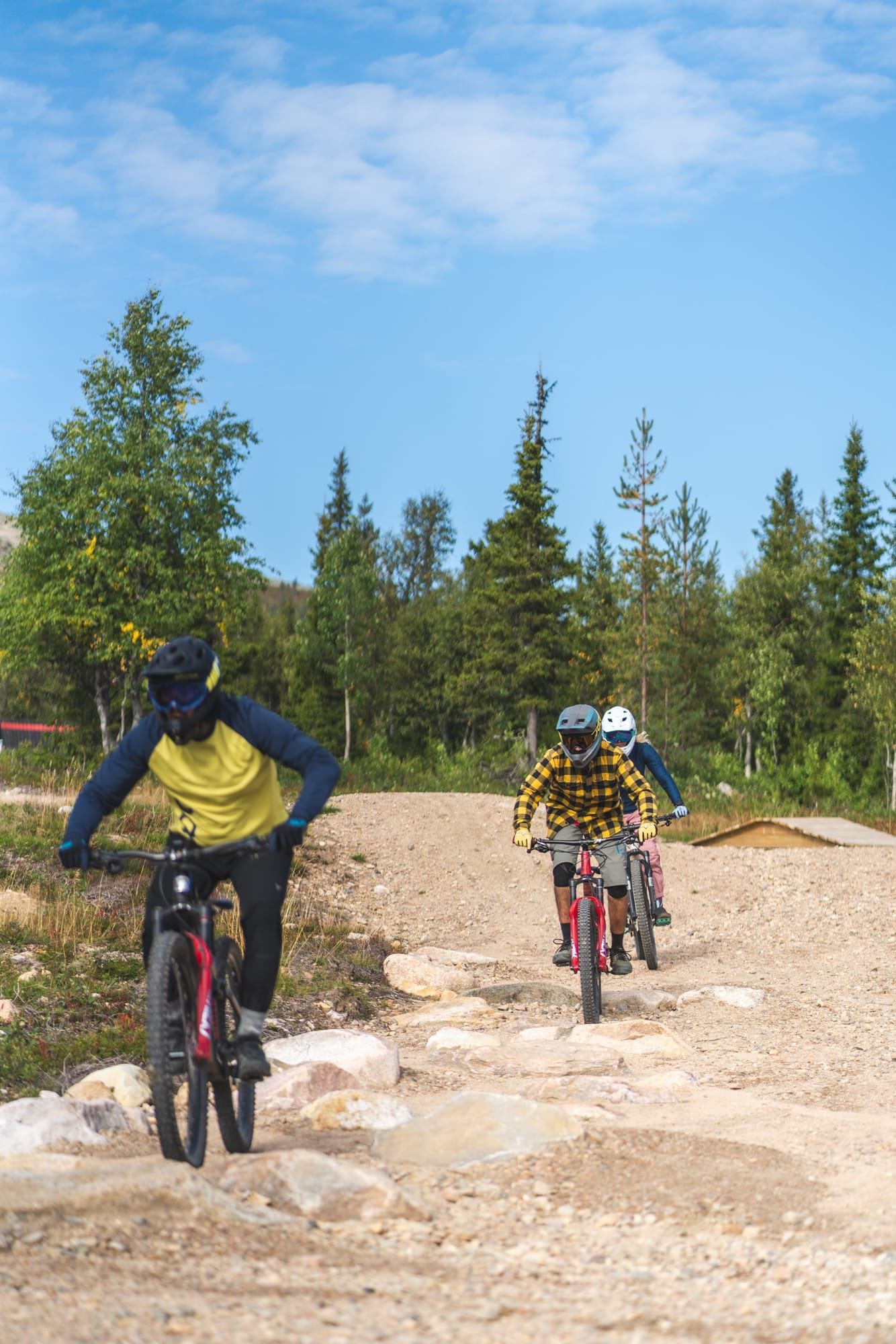 Osallistuja teknisellä osuudella tekniikkakurssilla Ylläs Bike Parkissa