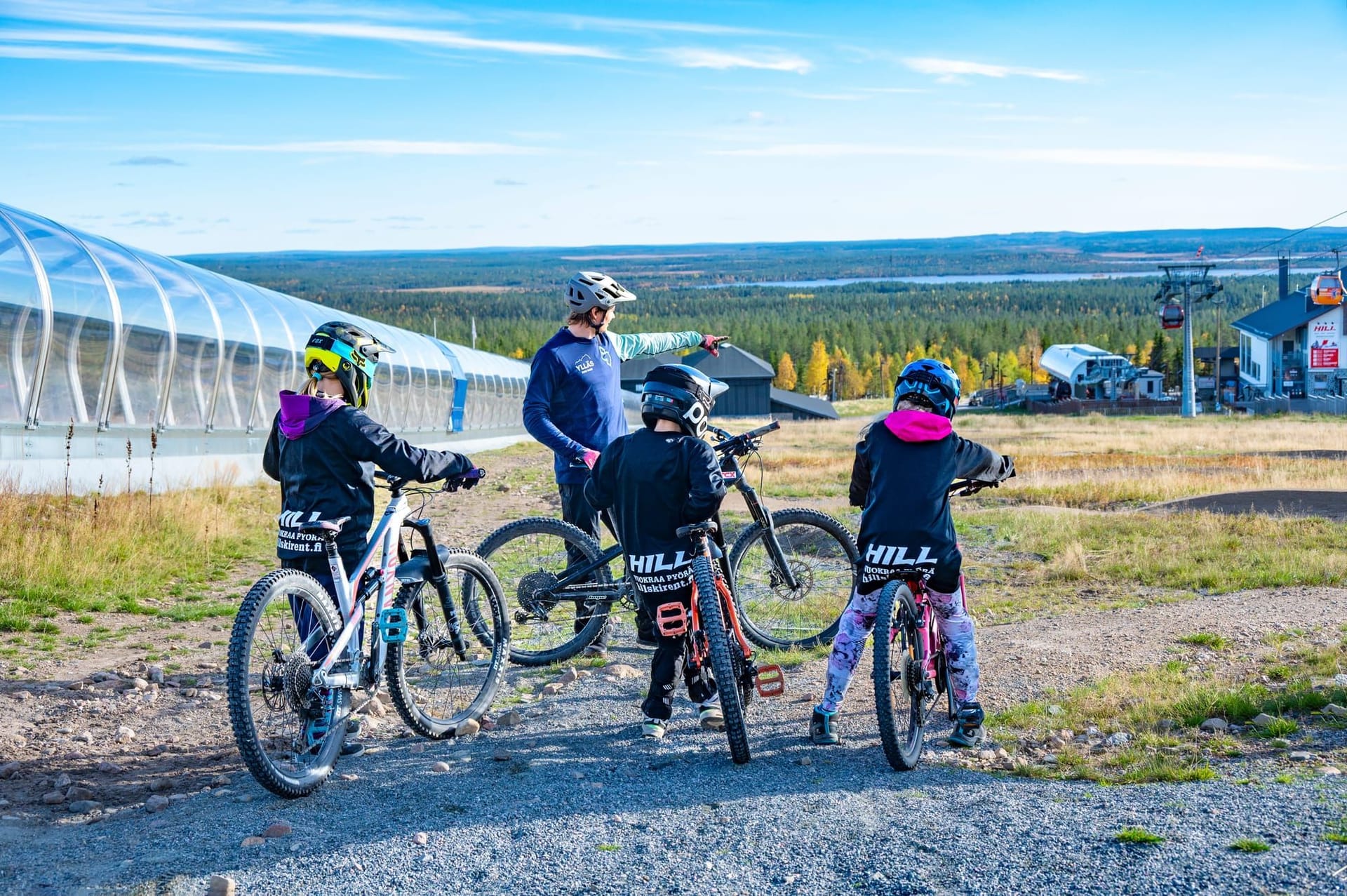 Nuori maastopyöräilijä Pyörä-Werneri 2 -kurssilla Ylläs Bike Parkissa