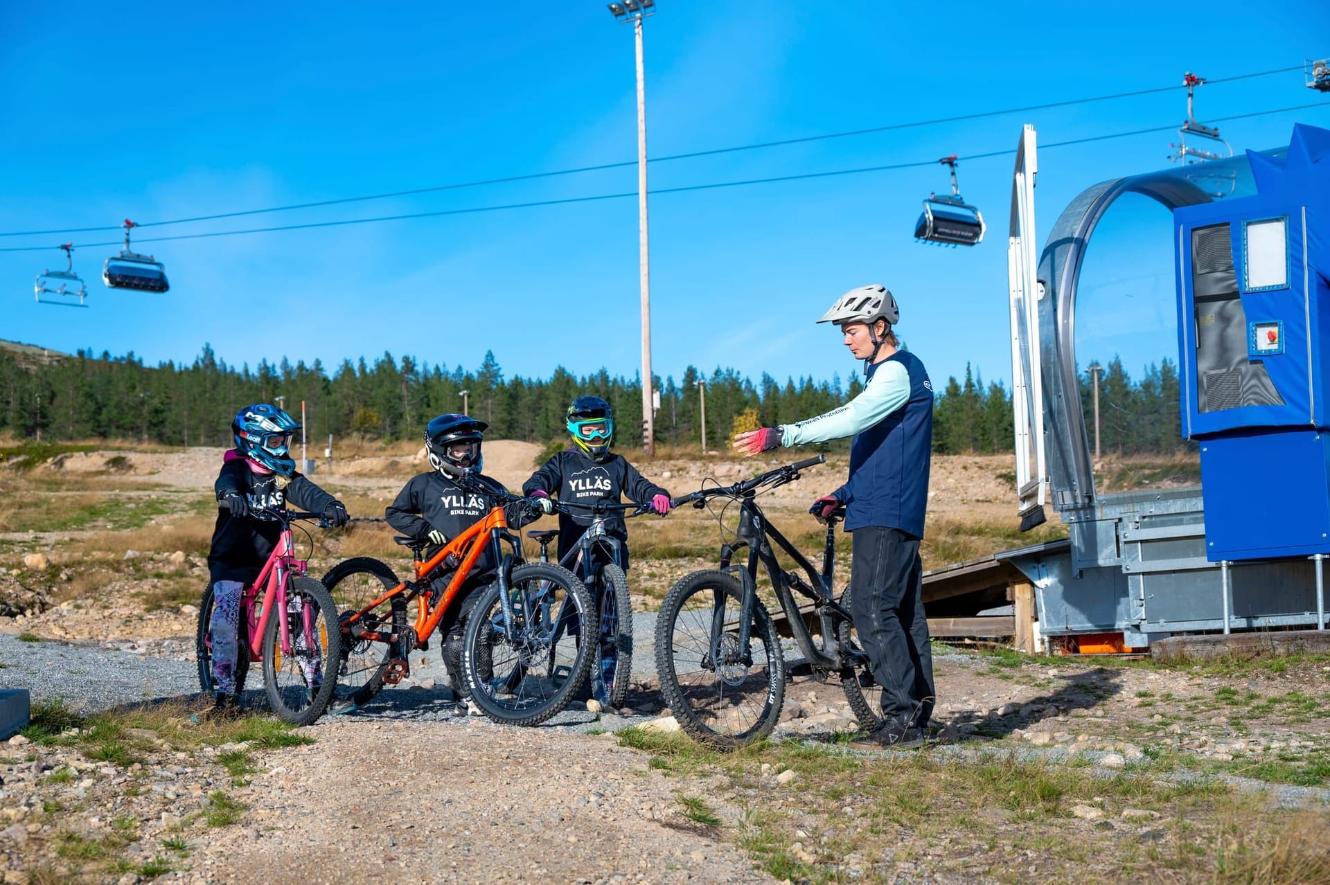 Lapsi tuolihississä Pyörä-Werneri 2 -lasten kurssilla Ylläksellä