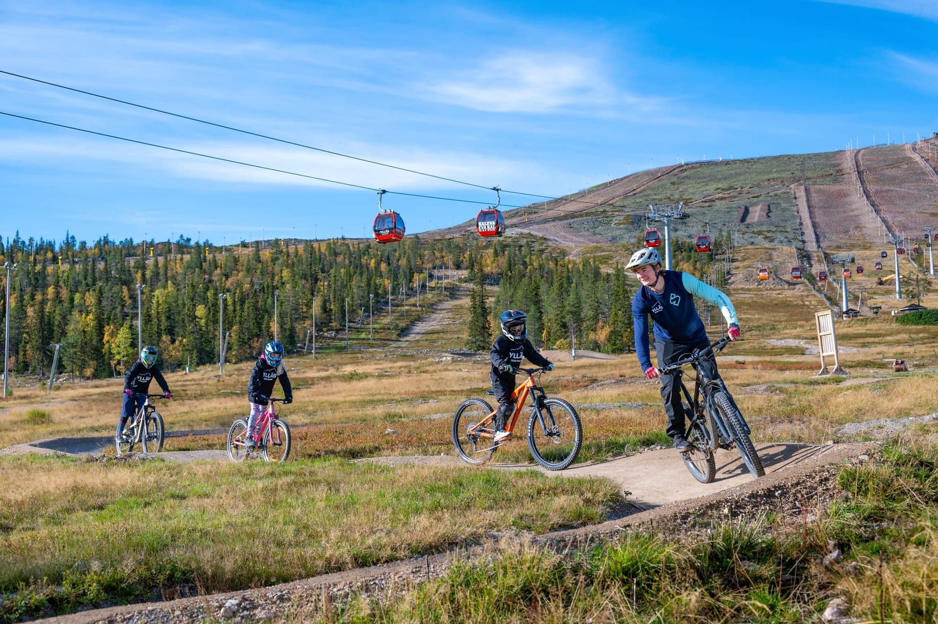 Lapsiryhmä ajaa reittejä Pyörä-Werneri 2 -kurssilla Ylläs Bike Parkissa