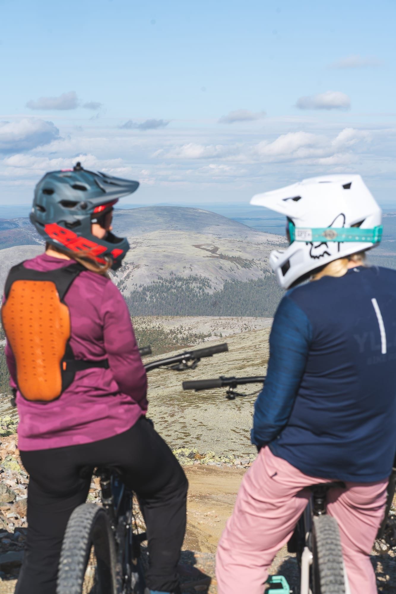 Aikuiset pyöräilijät nauttivat ohjatusta pyöräilykokemuksesta Ylläs Bike Parkissa seniorisessareilla