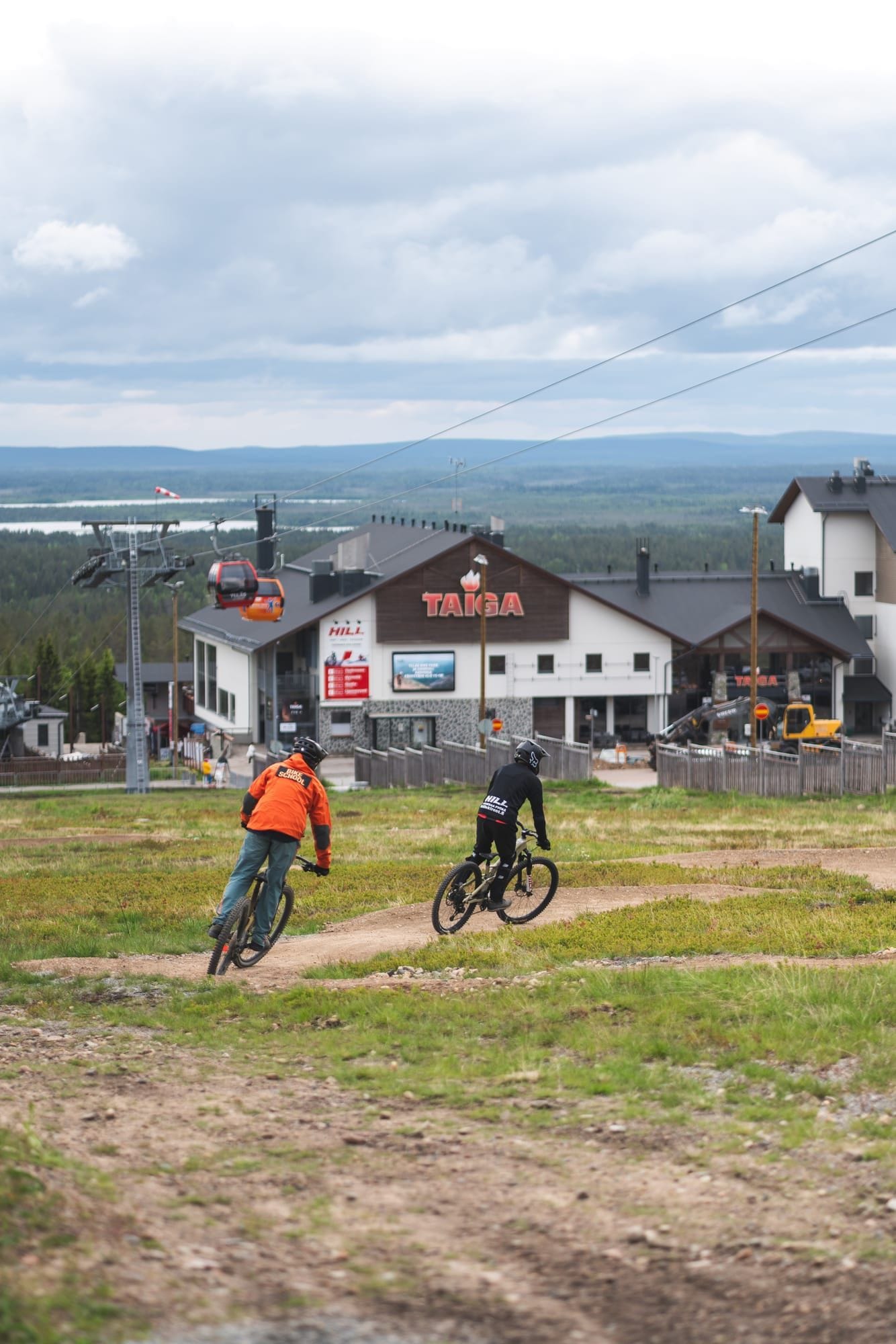 Pyöräilijä yksityistunnilla Ylläs Bike Parkissa