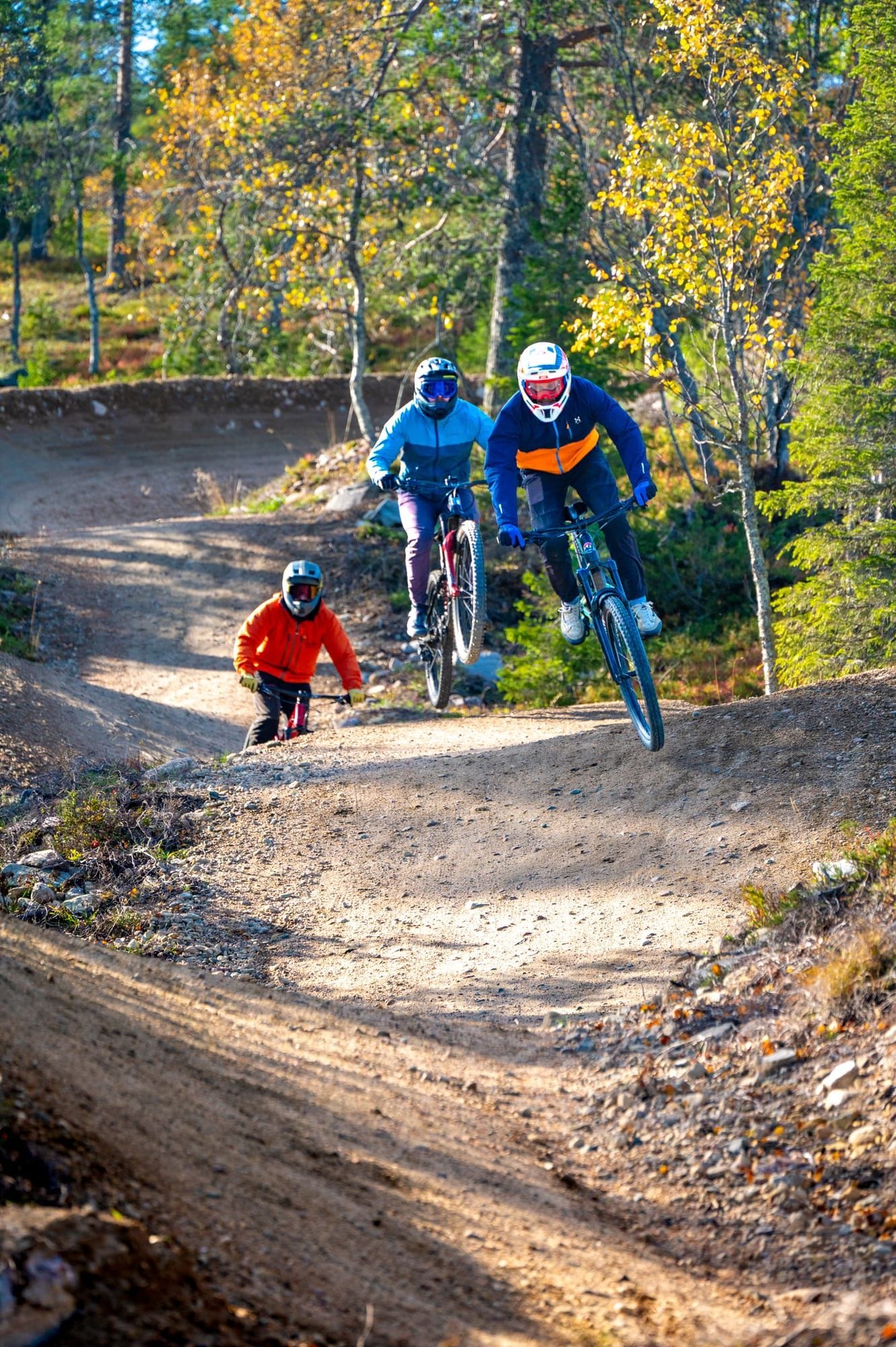 Pyöräilijöitä Ylläs Bike Parkin reiteillä Ylläs Pro X -valmennuksessa