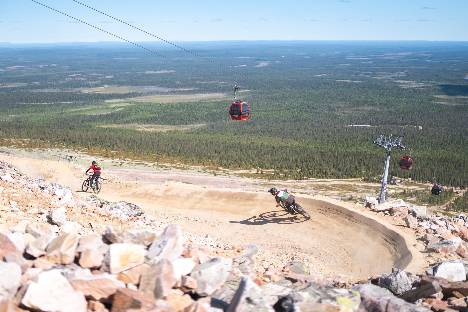 Laaja maisema tunturin ja metsän yli.