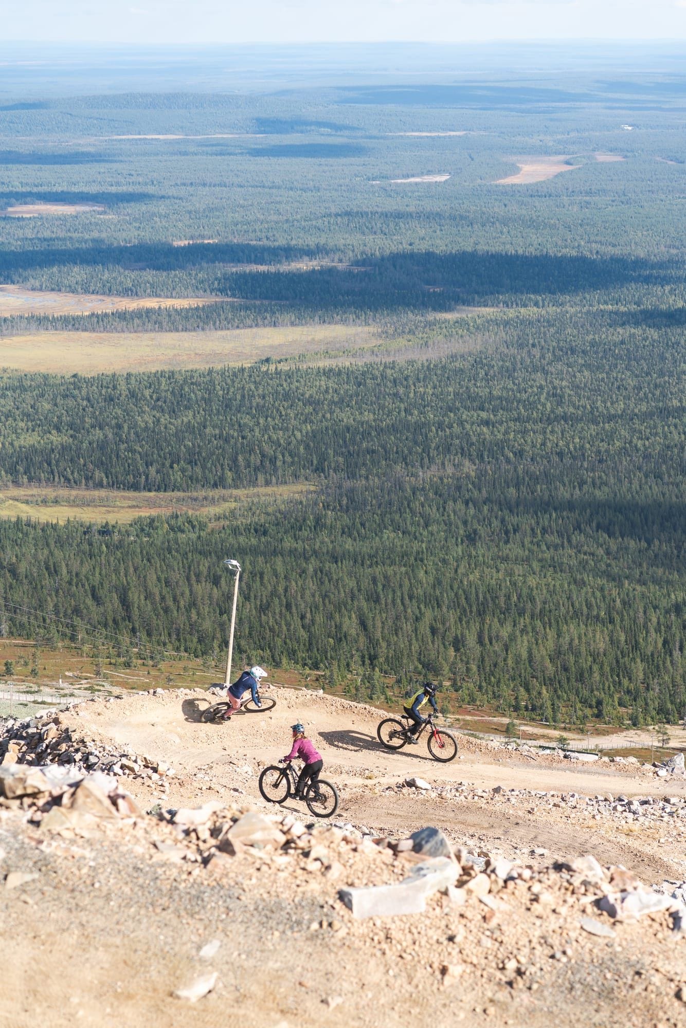 Biker descending the technical lower section of 95980 Murica at Ylläs