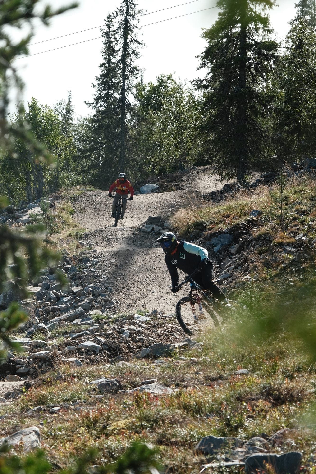 Pyöräilijä lentää isossa hypyssä Air Flow -hyppyreitillä Ylläs Bike Parkissa