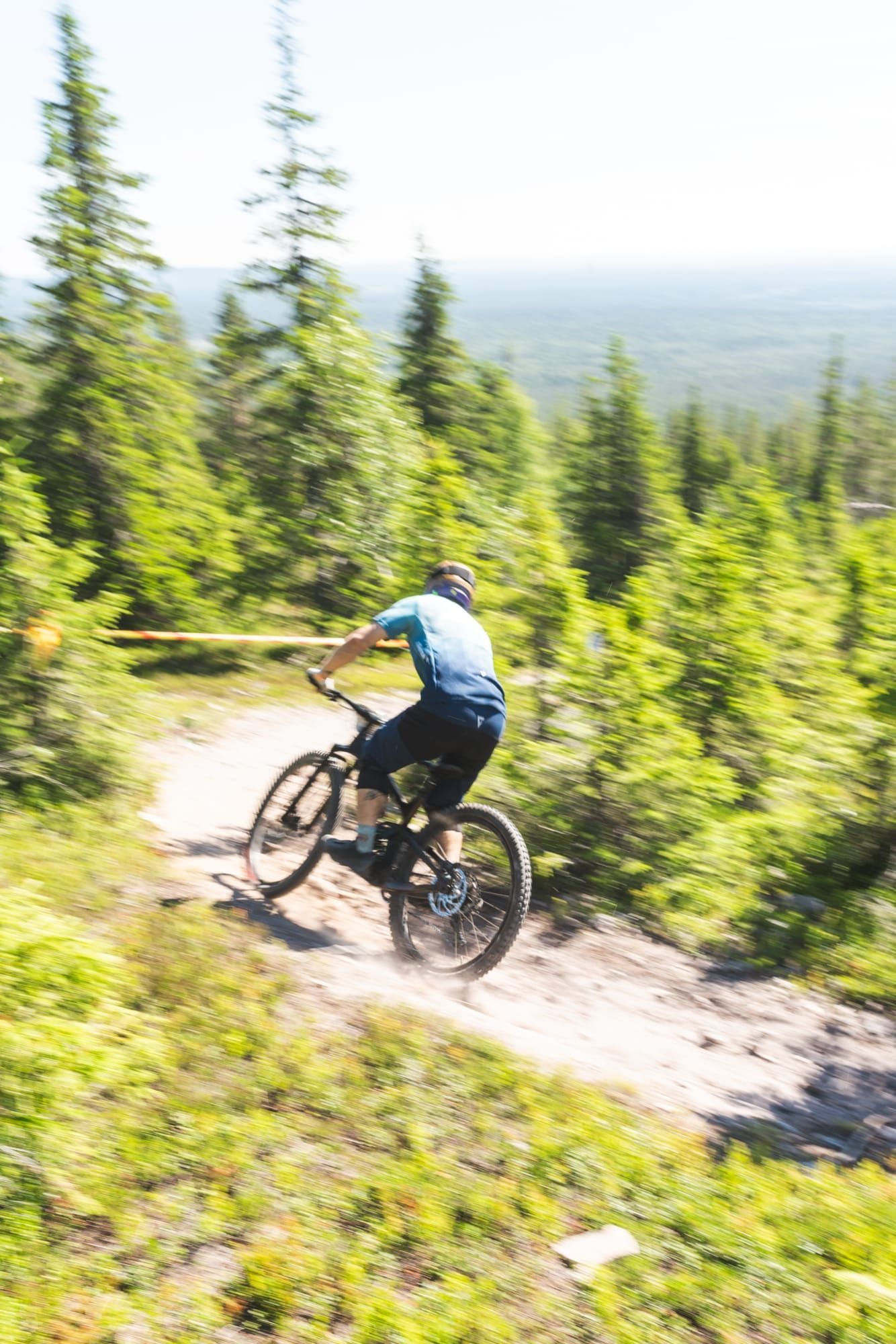 Rider on the natural path of the Enduro Twist trail at Ylläs Bike Park