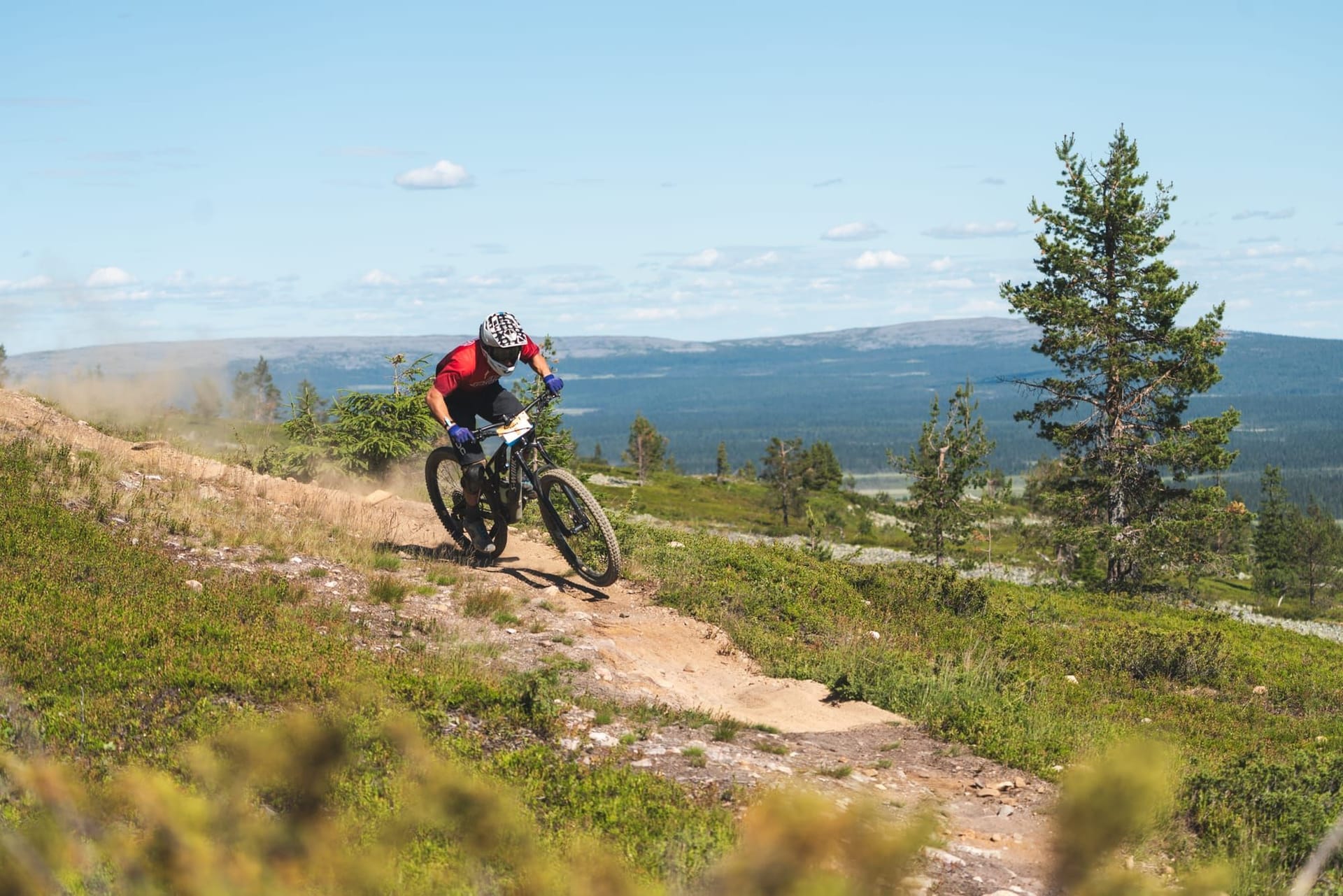Biker picking a technical line on the Enduro Twist trail at Ylläs Bike Park