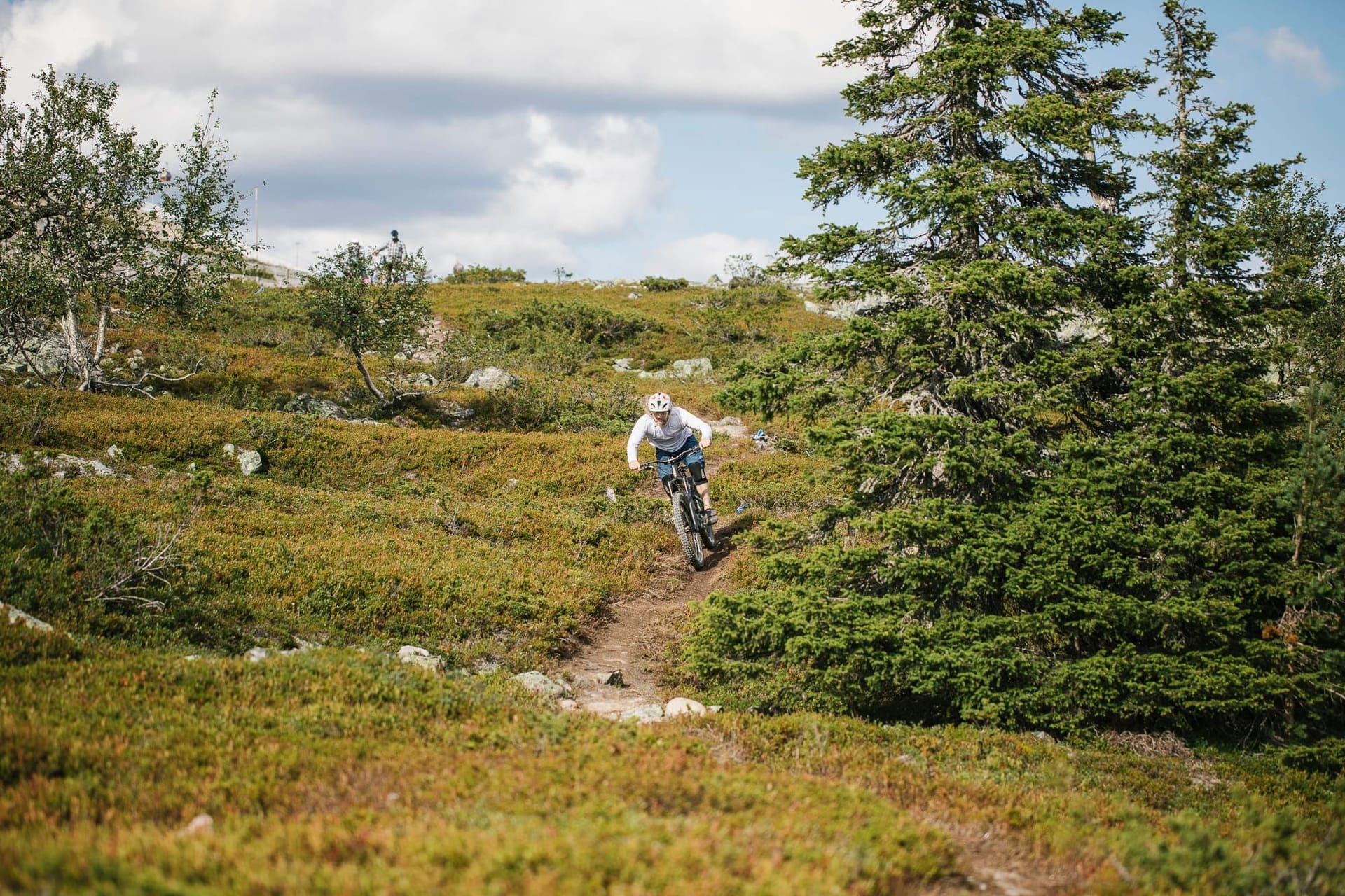 Pyöräilijä Full Enduro -reitillä suomalaisessa metsässä Ylläs Bike Parkissa
