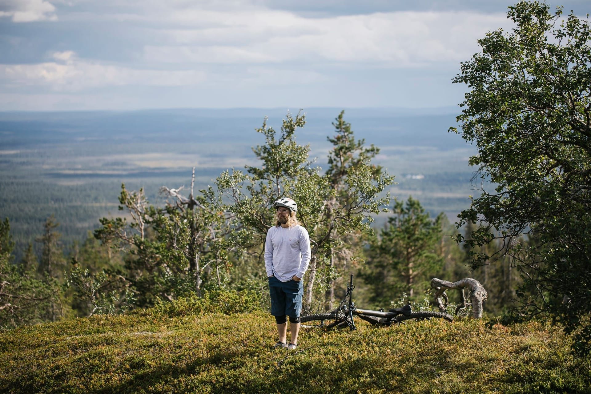 Pyöräilijä kivikossa Full Enduro -reitillä Ylläs Bike Parkissa