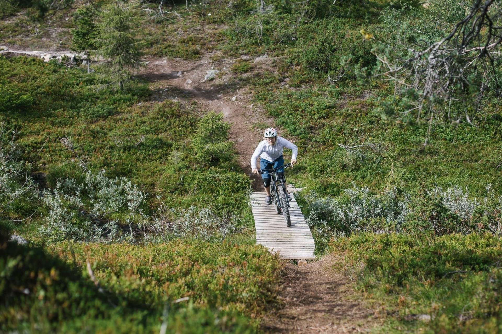 Pyöräilijä pisimmällä enduro-reitillä Ylläs Bike Parkissa