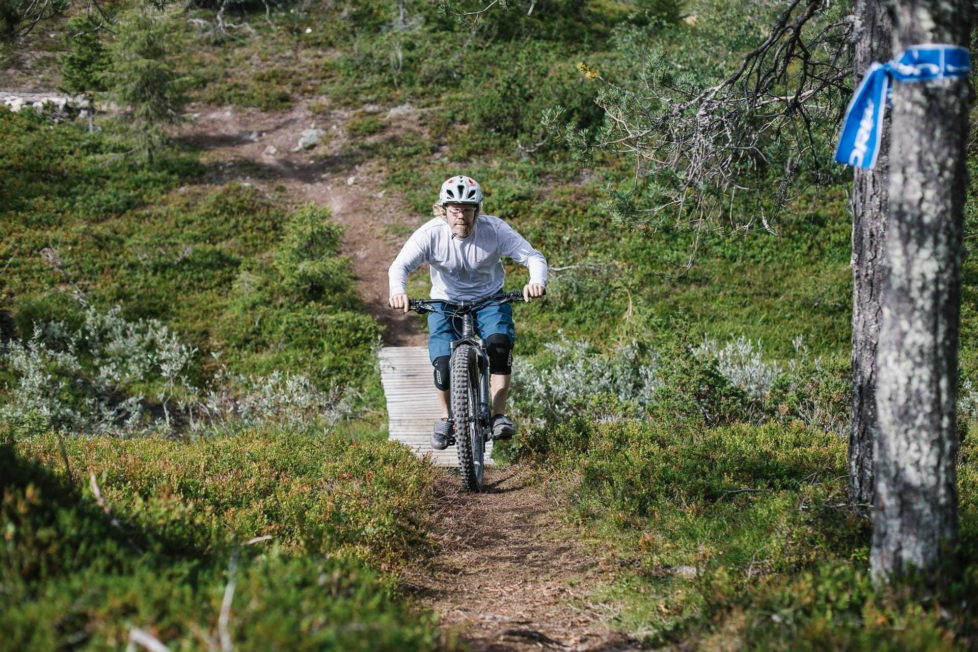 Maastopyöräilijä vauhdissa Full Enduro -reitillä Ylläksellä