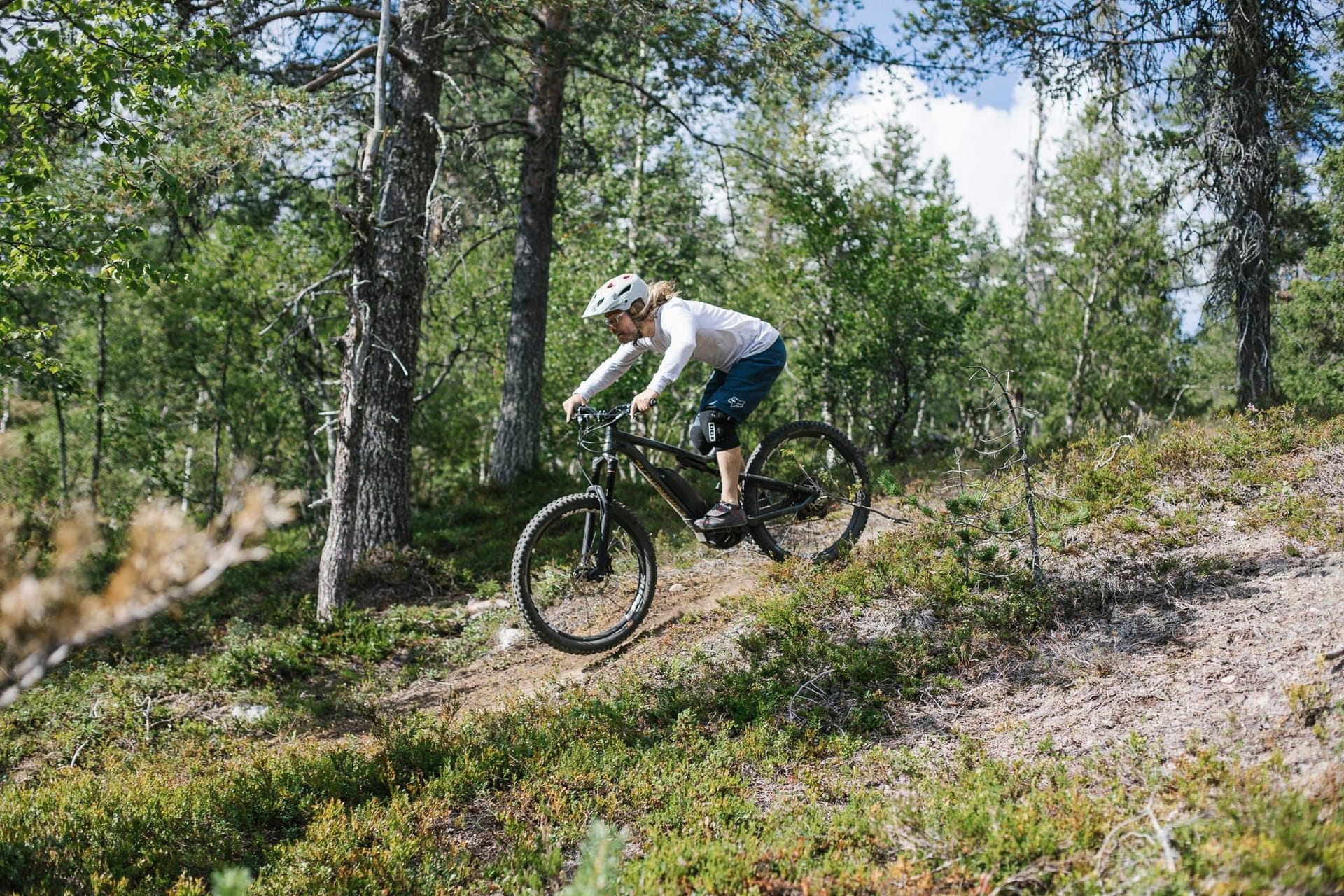 Pyöräilijä puusillalla Full Enduro -reitillä Ylläs Bike Parkissa