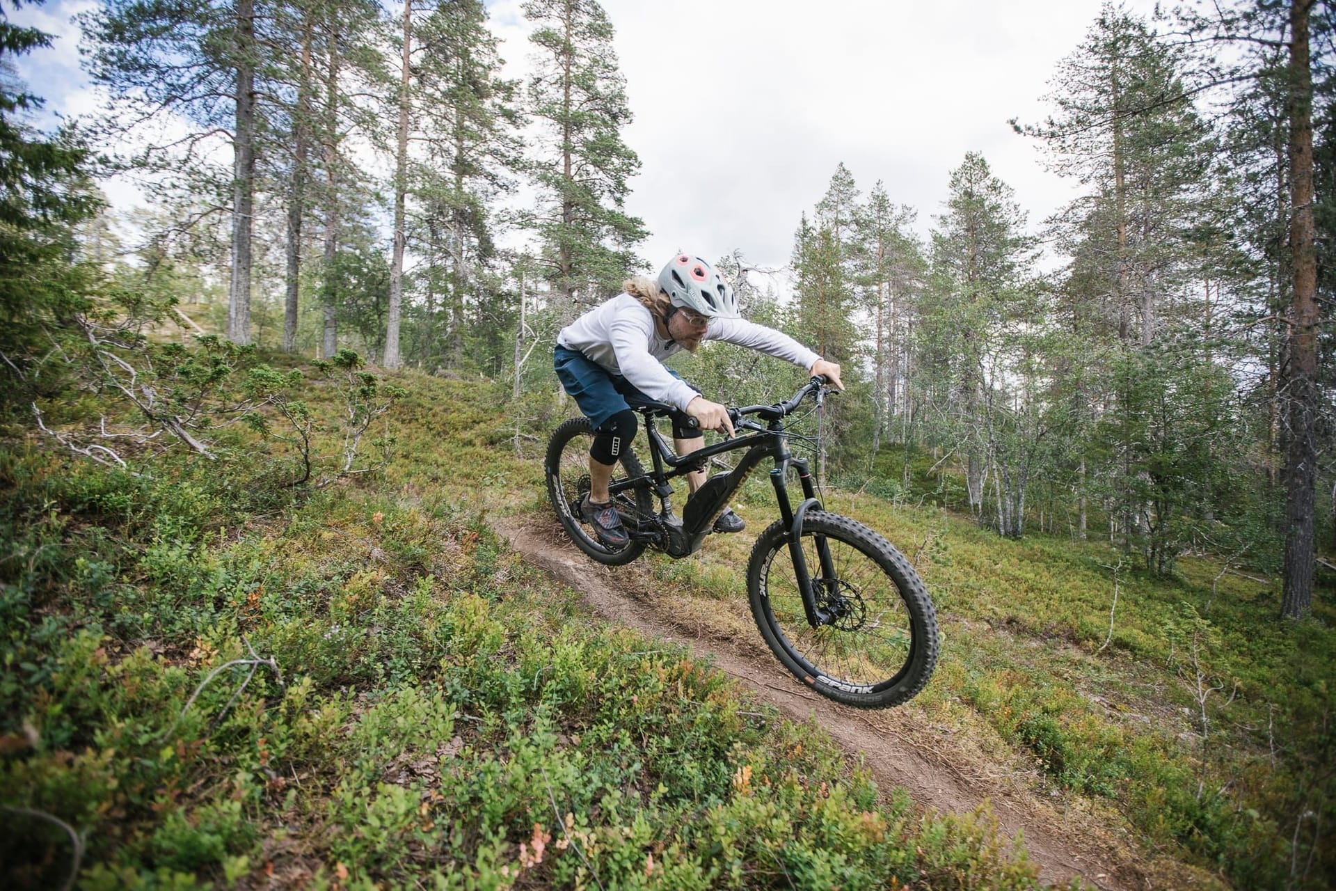 Pyöräilijä nopealla osuudella Full Enduro -reitillä Ylläs Bike Parkissa