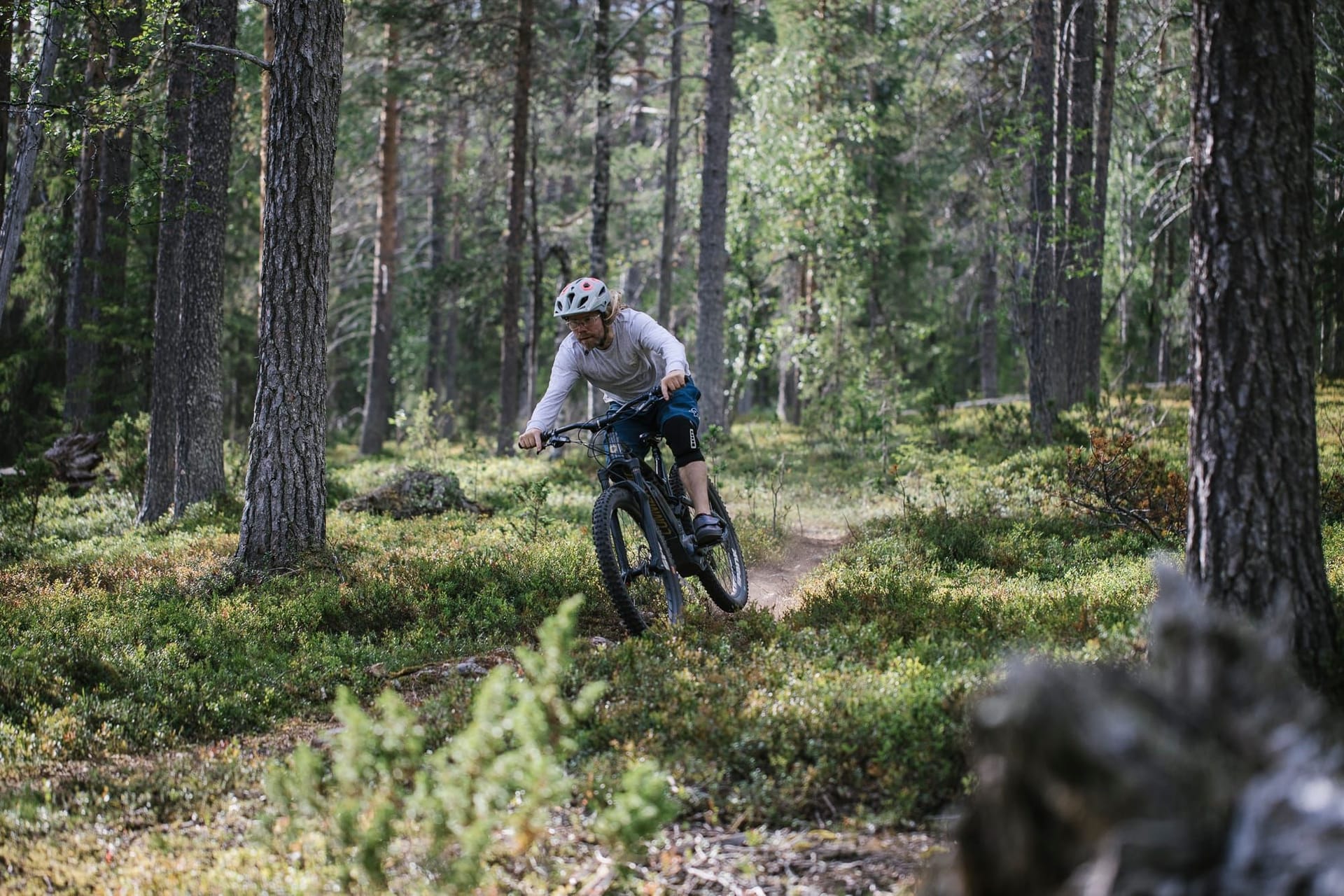 Maastopyöräilijä juurakkoisessa maastossa Full Enduro -reitillä Ylläksellä