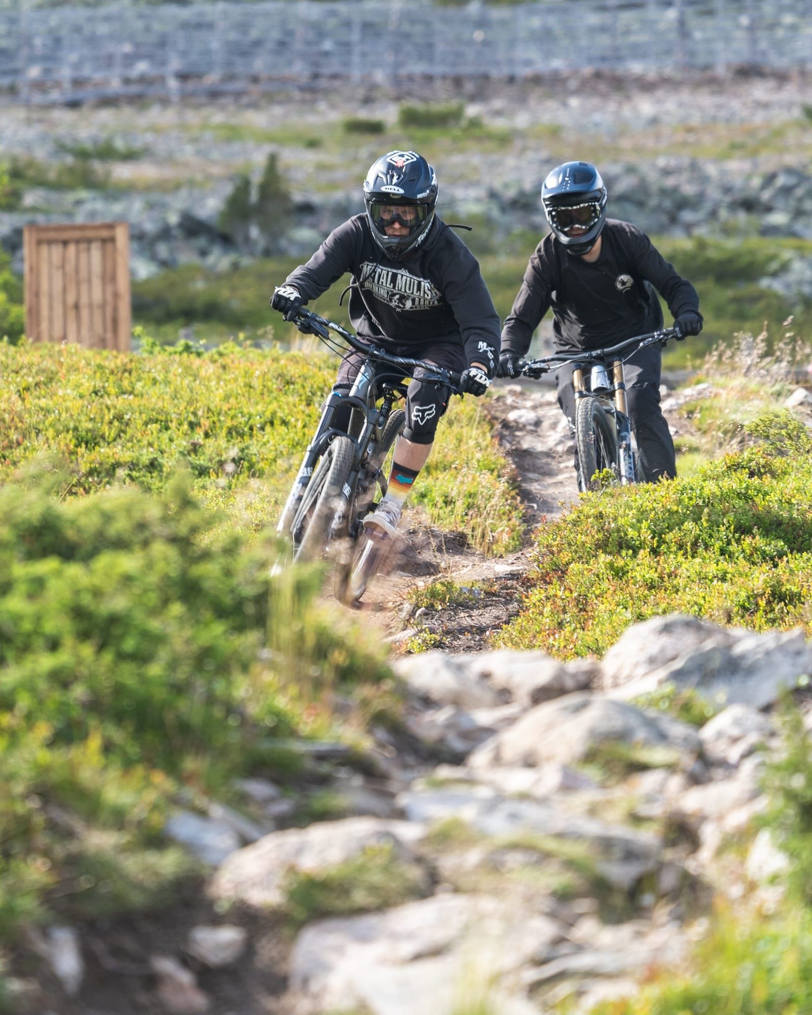 Biker carving a steep berm on the Kirraa trail at Ylläs Bike Park