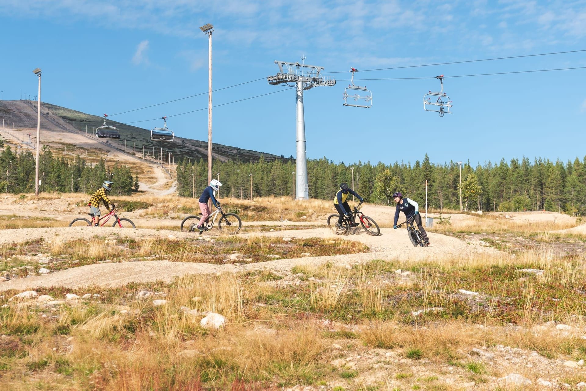 Pyöräilijä Party Starter -vihreällä reitillä Ylläs Bike Parkissa
