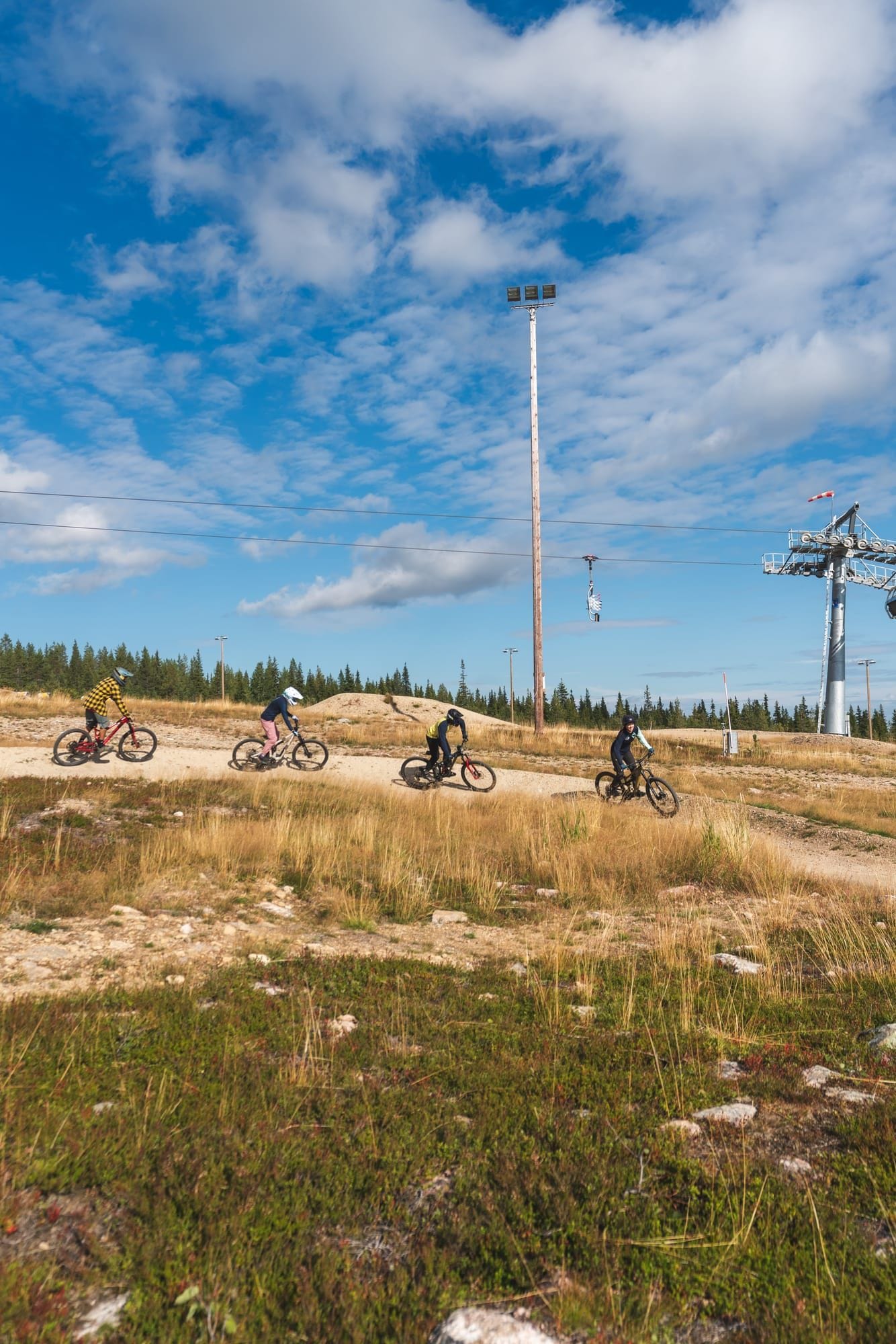 Pyöräilijä laskeutuu dropista Party Starter -reitillä Ylläs Bike Parkissa