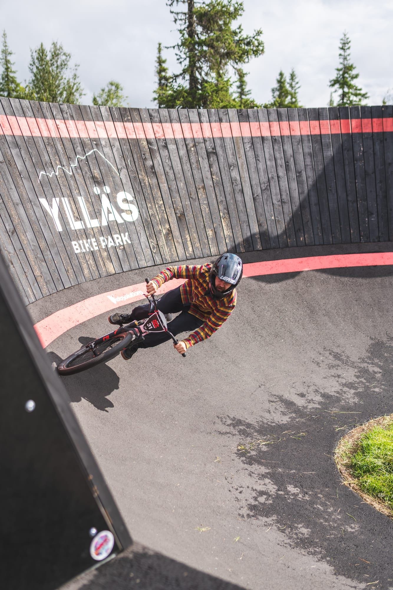 Rider of all ages enjoying the Ylläs Bike Park pump track