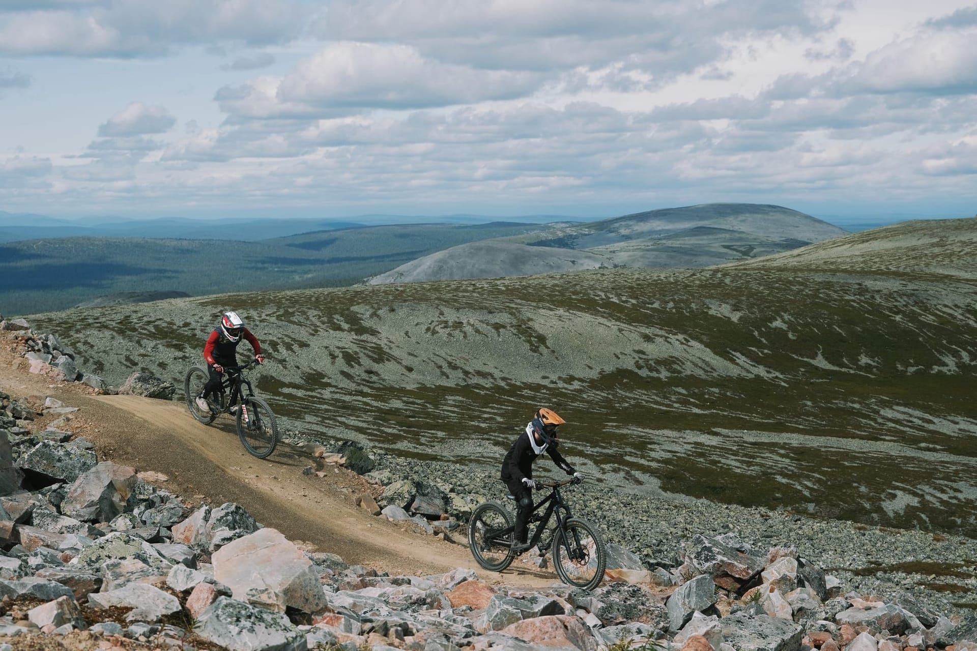Pyöräilijä avoimella tunturiosuudella Reindeer Rally -reitillä Ylläs Bike Parkissa