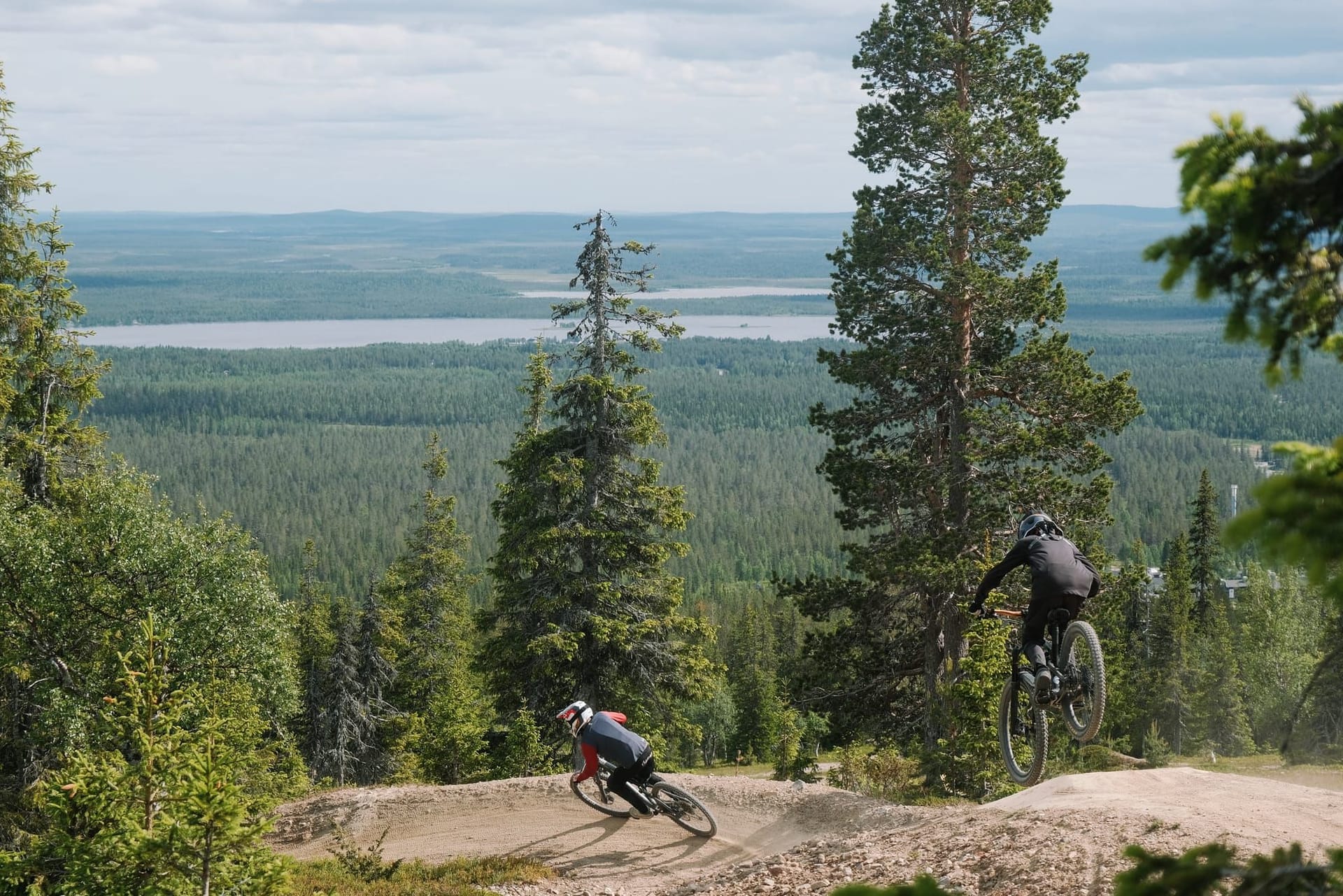 Maastopyöräilijä suuressa kaaressa Reindeer Rally -reitillä Ylläksellä