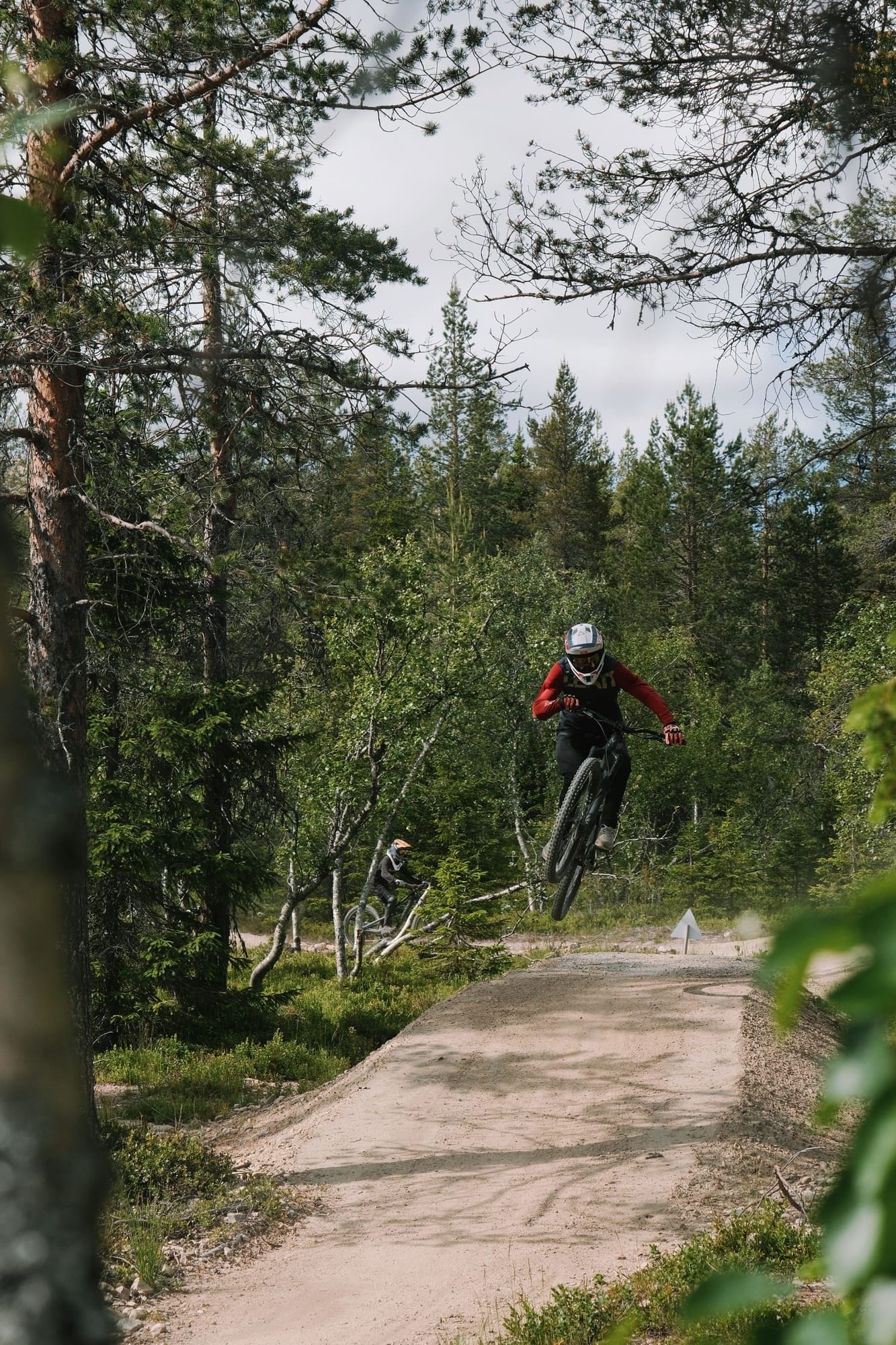 Pyöräilijä laskee näyttävää yläosuutta Reindeer Rally -reitillä Ylläksellä