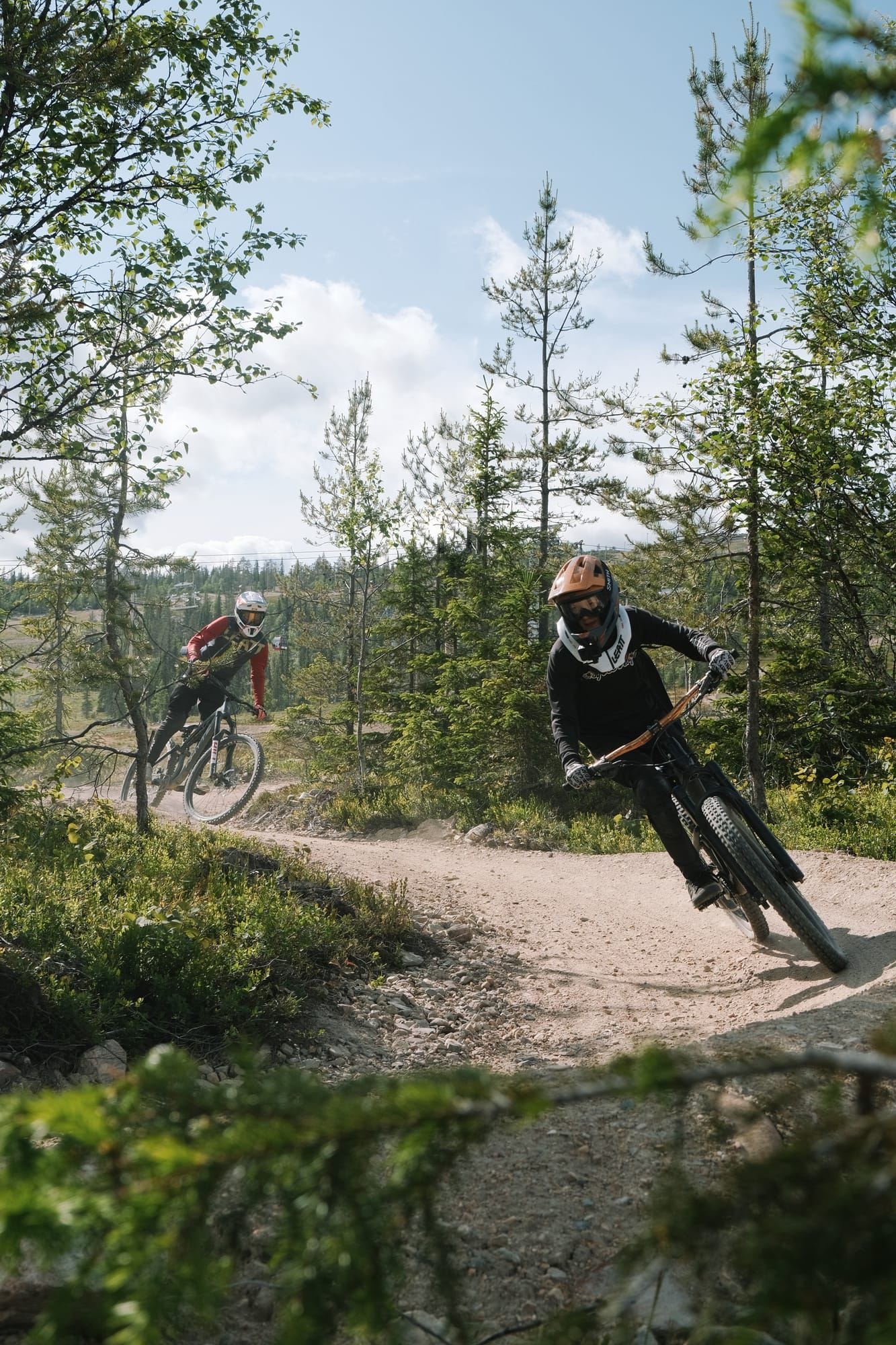 Pyöräilijä kuusimetsässä Reindeer Rally -reitillä Ylläs Bike Parkissa