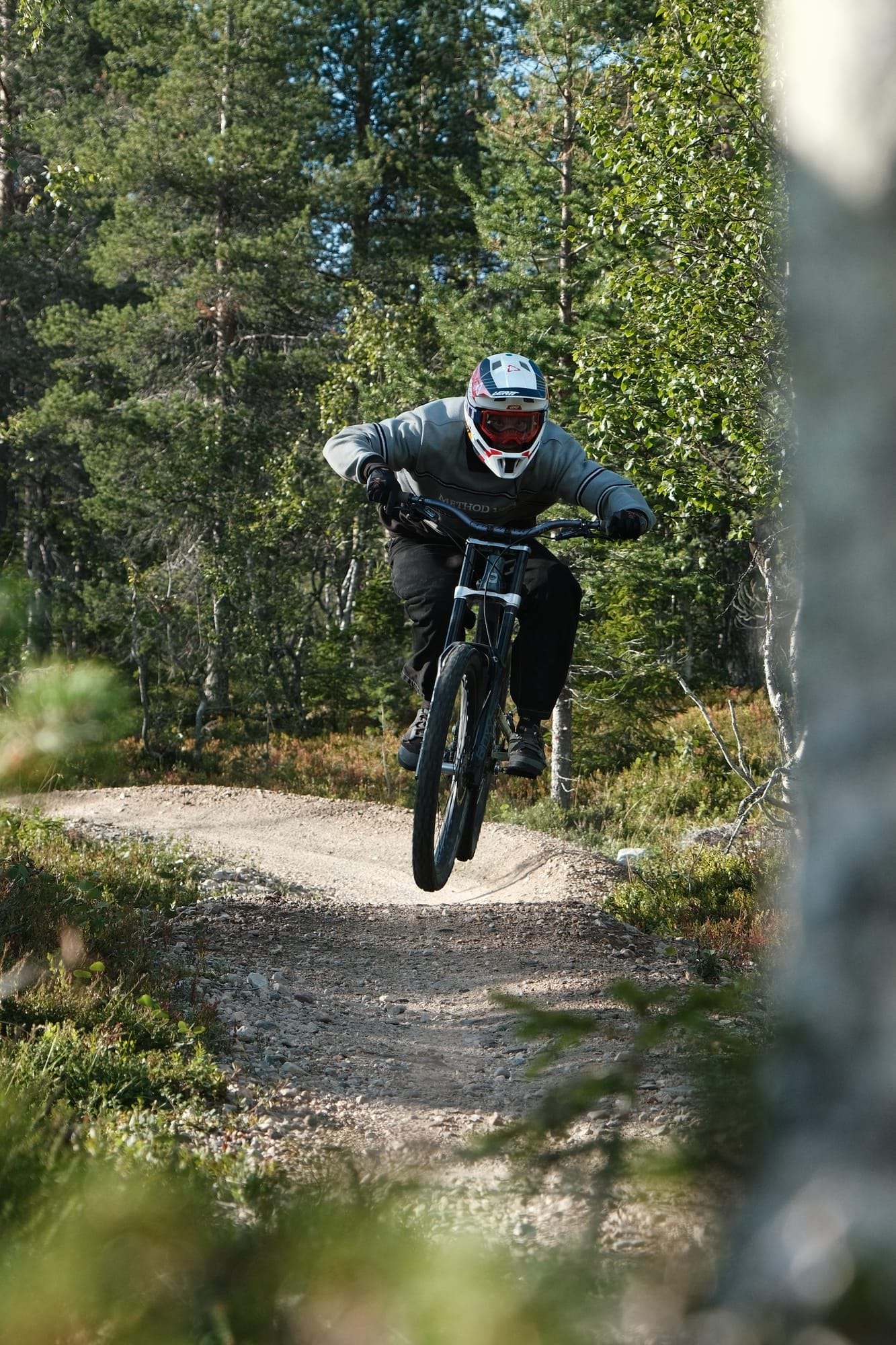 Maastopyöräilijä puusillalla Reindeer Rally -reitillä Ylläksellä