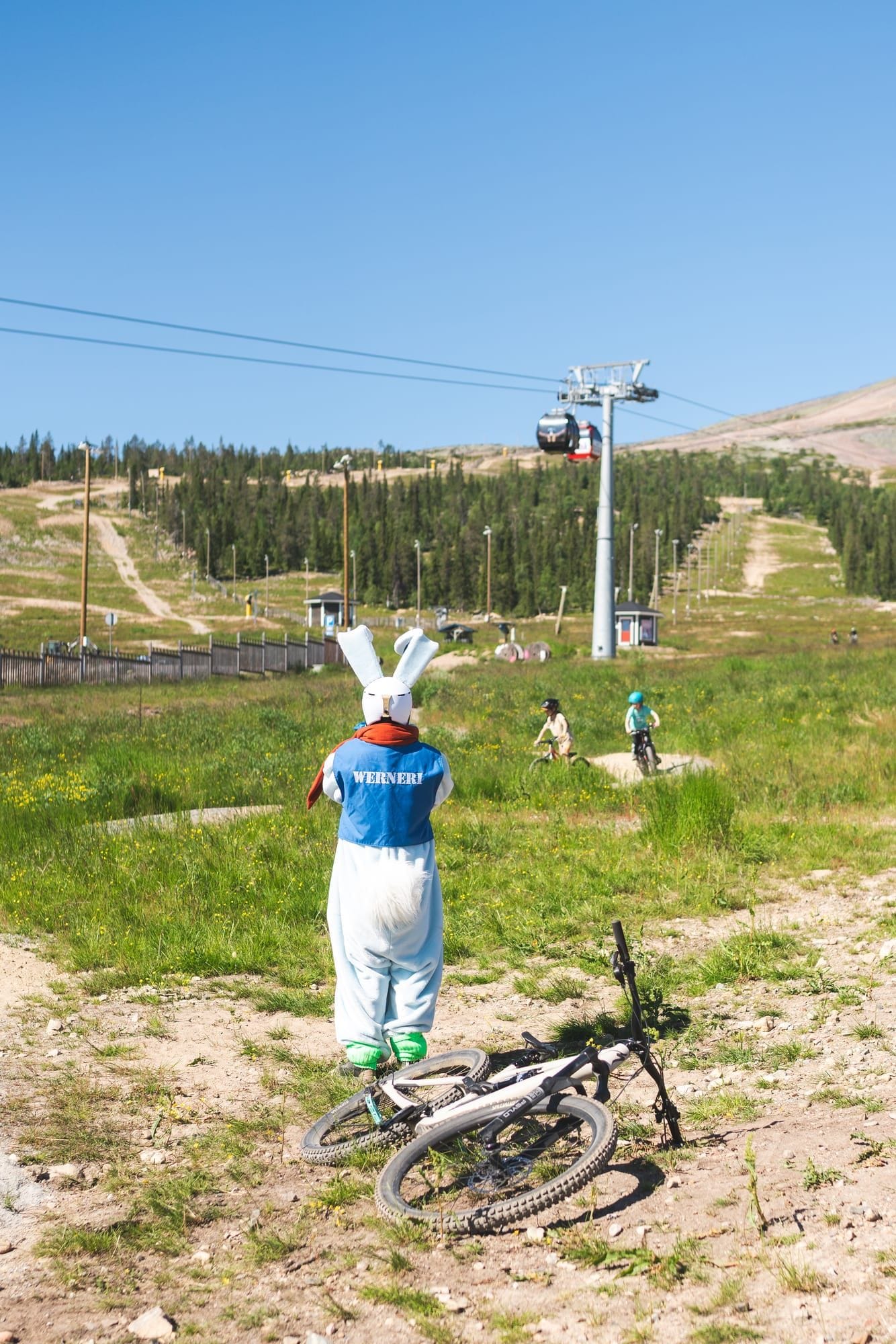 Lapsi maastopyörällä Training Track -reitillä Ylläs Bike Parkissa