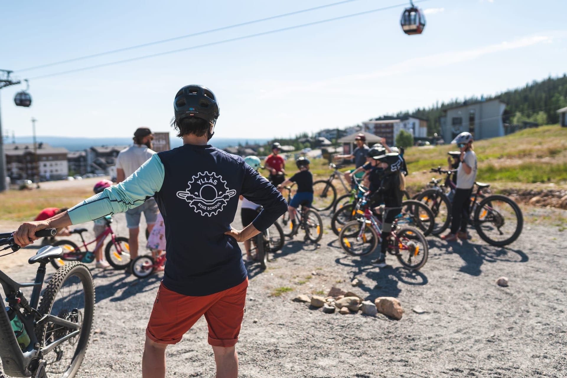 Aloittelija laskee Training Track -reittiä Ylläs Bike Parkissa