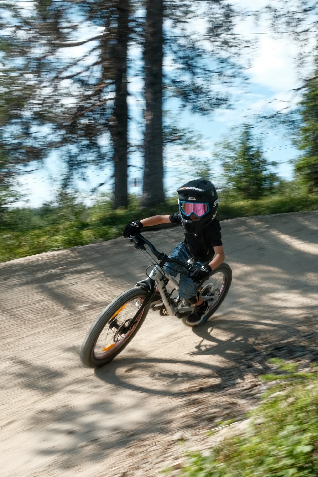 Pyöräilijä ajaa kallistettua mutkaa Ylläs Flow -reitillä Ylläs Bike Parkissa