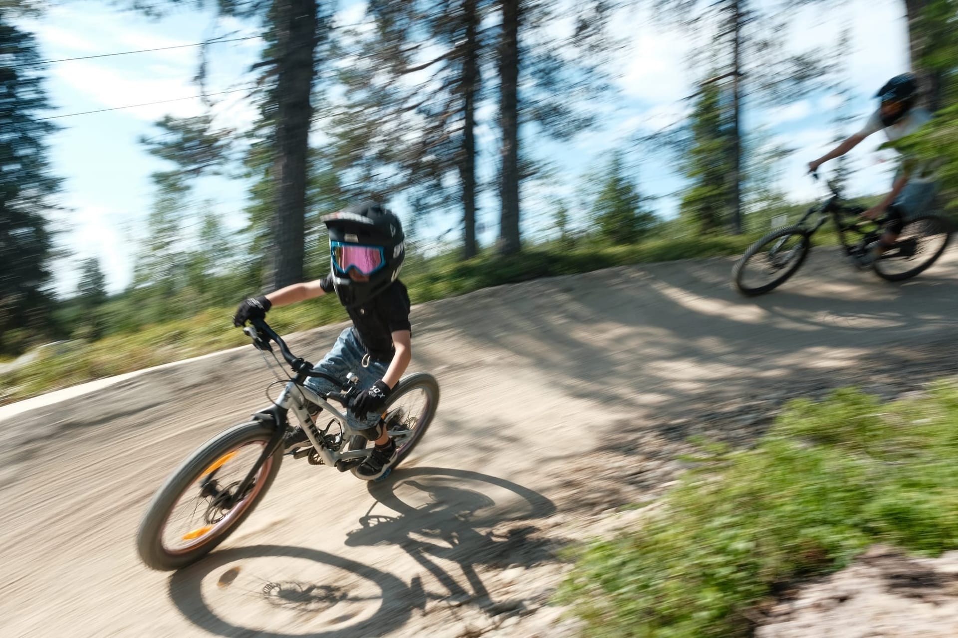 Pyöräilijä yli kahden kilometrin Ylläs Flow -reitillä suomalaisessa metsässä