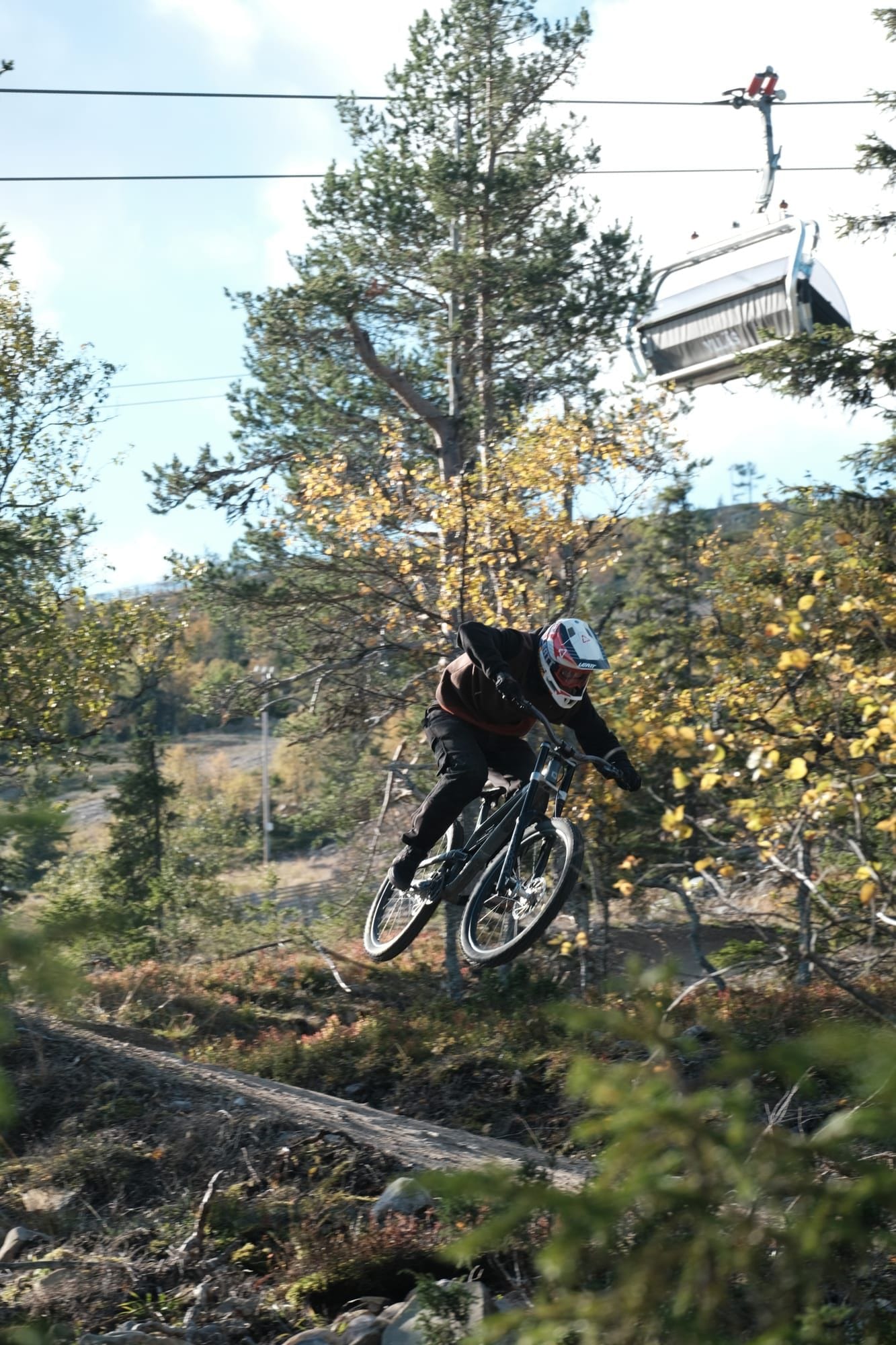 Maastopyöräilijä laskee Ylläs Flow -reittiä Lapin maisemissa