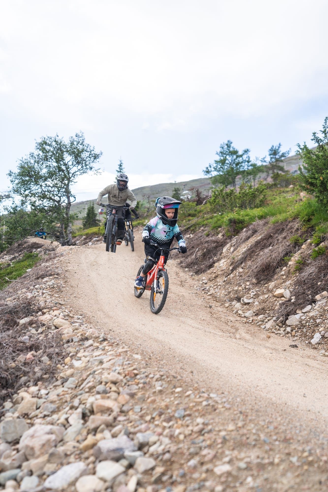 Pyöräilijä ylittää rulleria Ylläs Flow -reitillä Ylläs Bike Parkissa