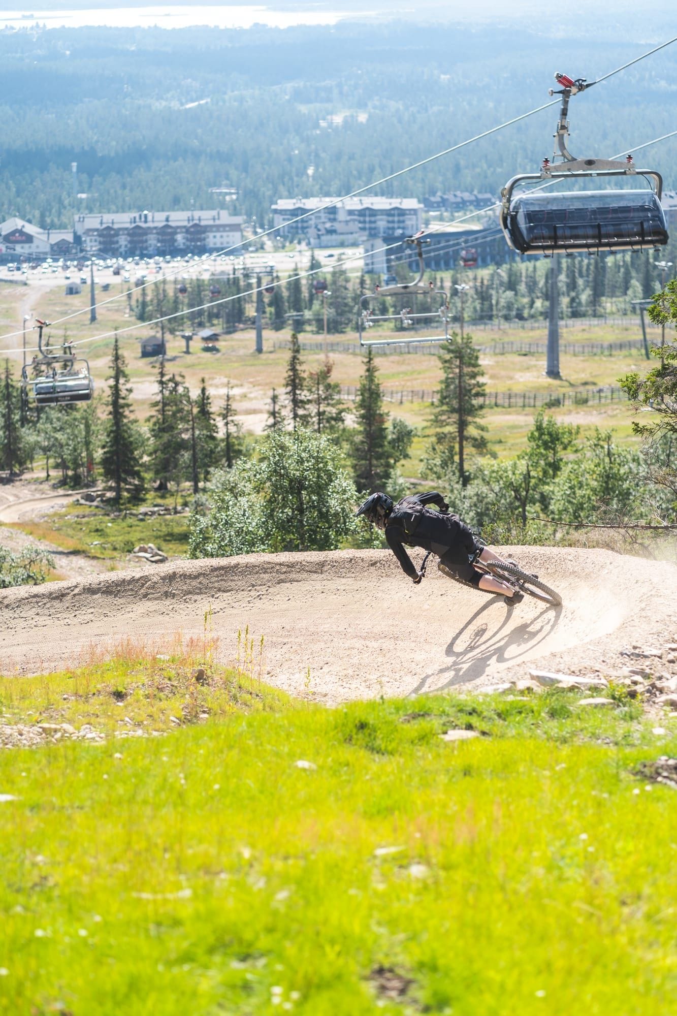 Ajaja laskeutuu reittiä Ylläs Bike Parkissa.